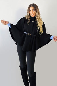 Amalia ponchokappa med knapp och skärp i midjan