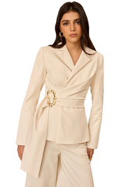 Elegant, vit Bella-kostym med utsvängda byxor och bälte