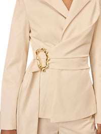 Elegant, vit Bella-kostym med utsvängda byxor och bälte