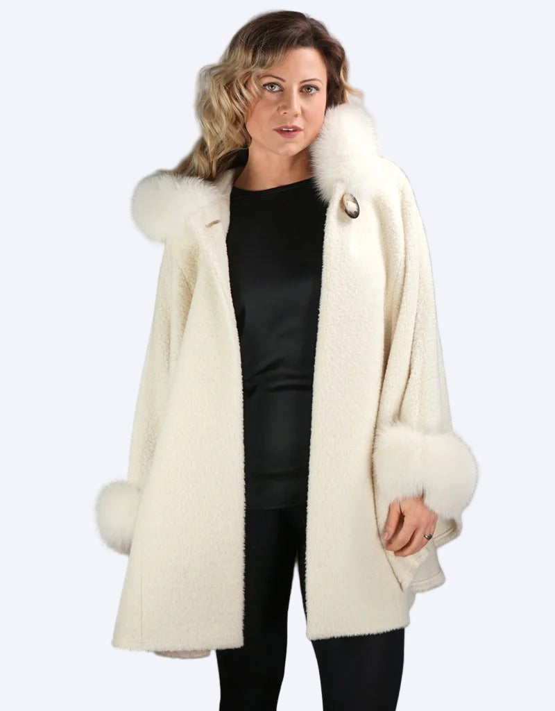 Vit kofta med kaninpälskrage, vida och långa ärmar