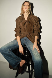 Dubbelknäppt kappa med skärp i mocka