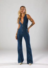 Elvoria smal denimjumpsuit med hög midja, dragkedja och öppen rygg