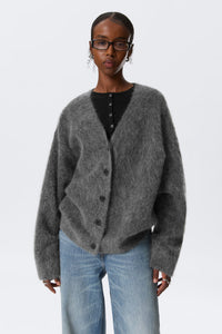 Kort stickad kofta med V-ringning, knappar, enkel rad med knappar