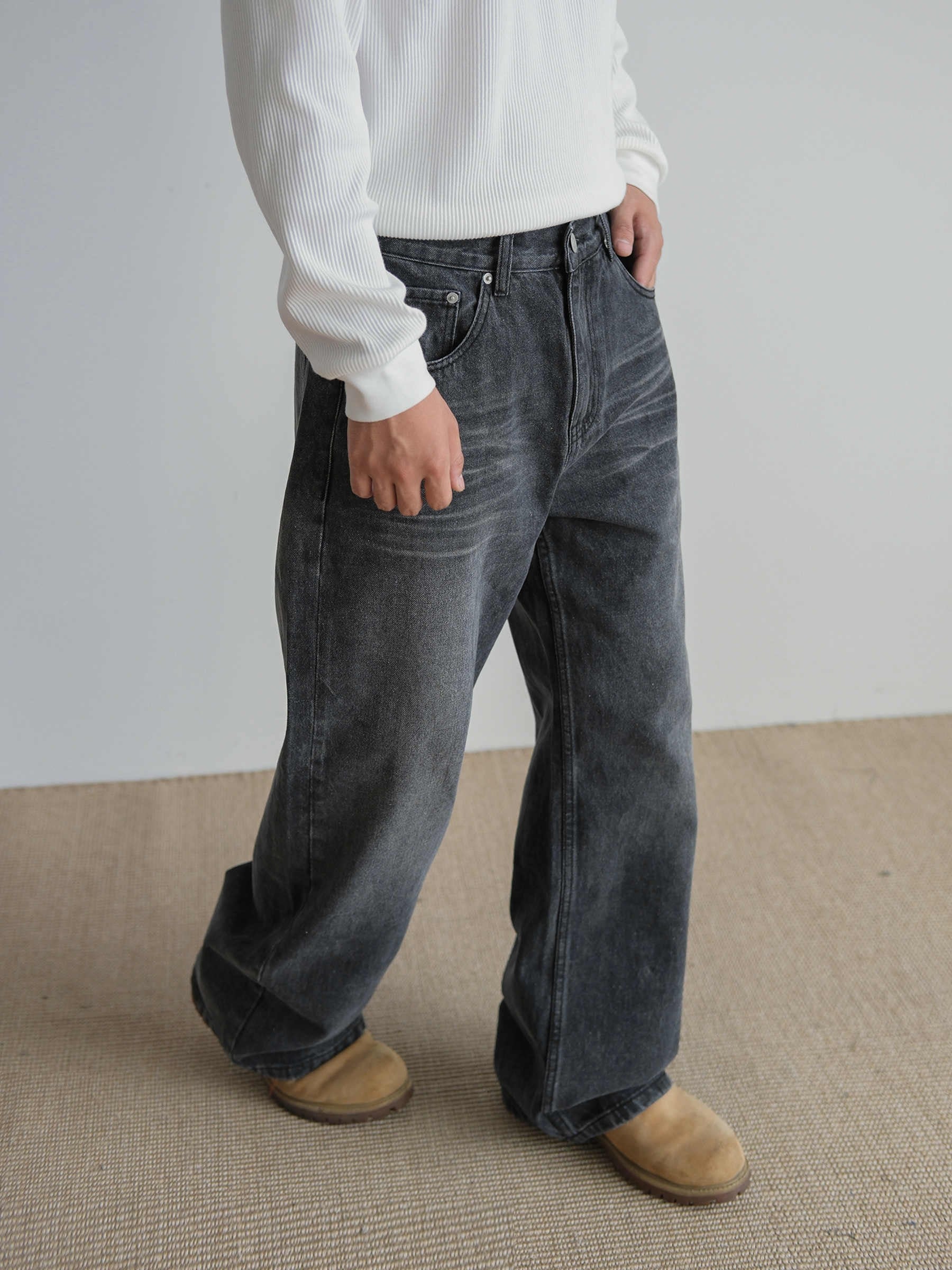 Svarta utsvängda jeansbyxor