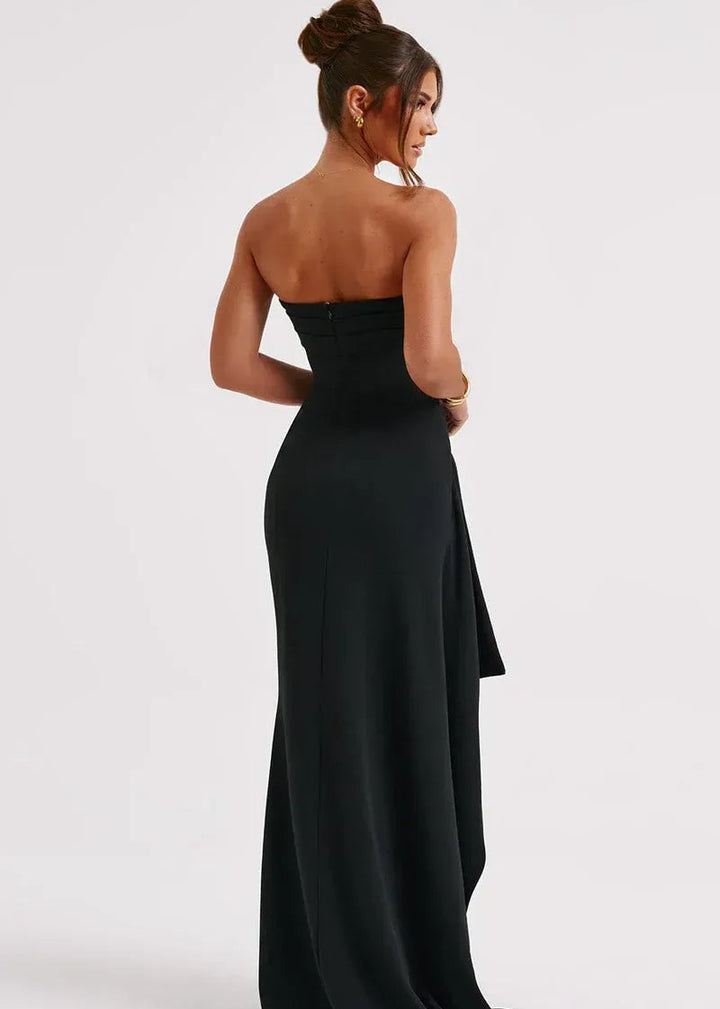 Axelbandslös svart klänning med djup rygg och djup slits i benet