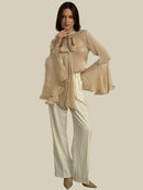 Beige skjorta med långa utsvängda ärmar och rosett i halsen