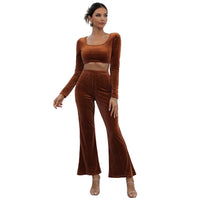 Avslappnat brunt sammetsset med kortärmad topp och utsvängda byxor