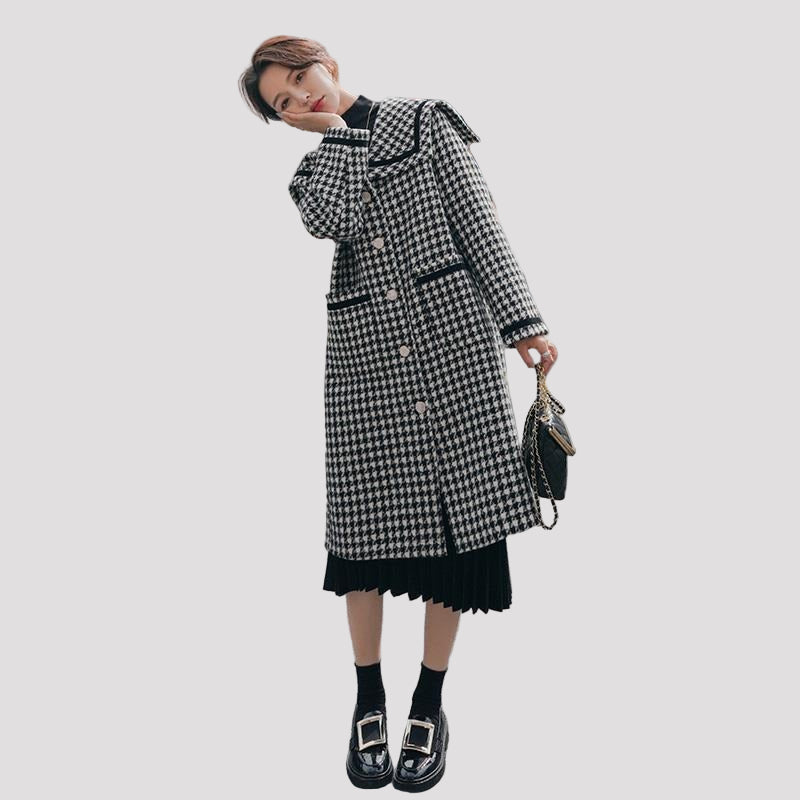 Marinblå ullkappa med bred krage med knappar och fickor