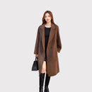 Brun dubbelknäppt ullkappa med knappar och v-ringning