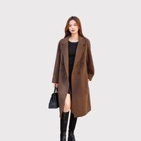 Brun dubbelknäppt ullkappa med knappar och v-ringning