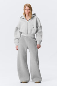 Grå tvådelad kostym med huva och utsvängda byxor