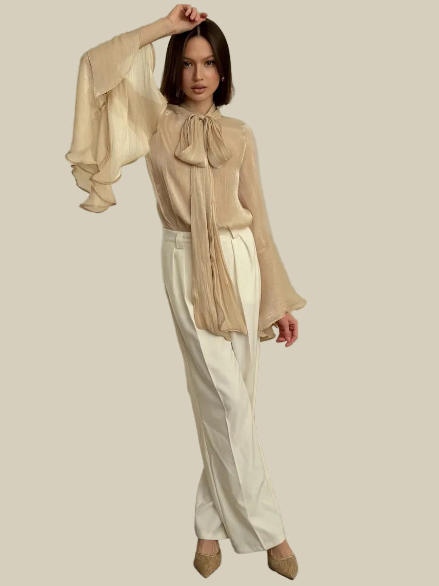 Beige skjorta med långa utsvängda ärmar och rosett i halsen