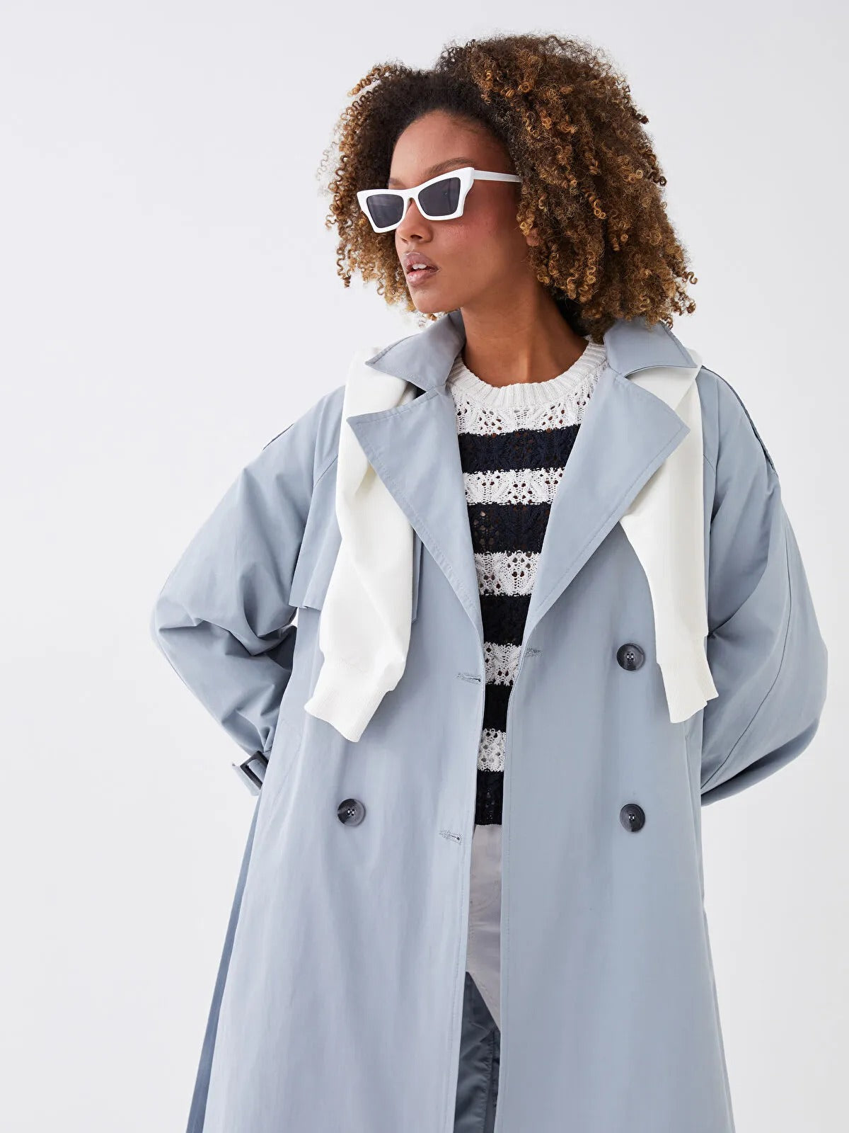 Ljusblå mångsidig lång kappa med mellanhög midja och ståkrage