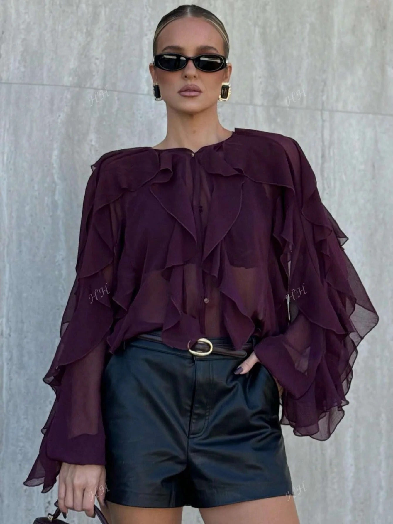 Inna vinröd blus med lager på lager volanger och knappar