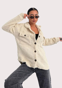 Vit jacka med slag och knappar