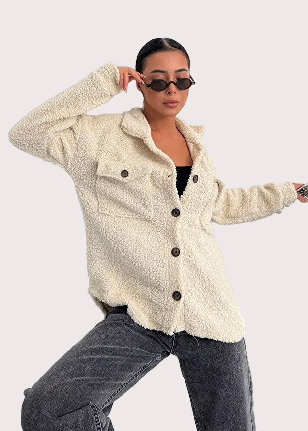 Vit jacka med slag och knappar