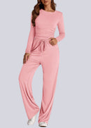 Tvådelad kostym med åtsittande kavaj och utsvängda byxor