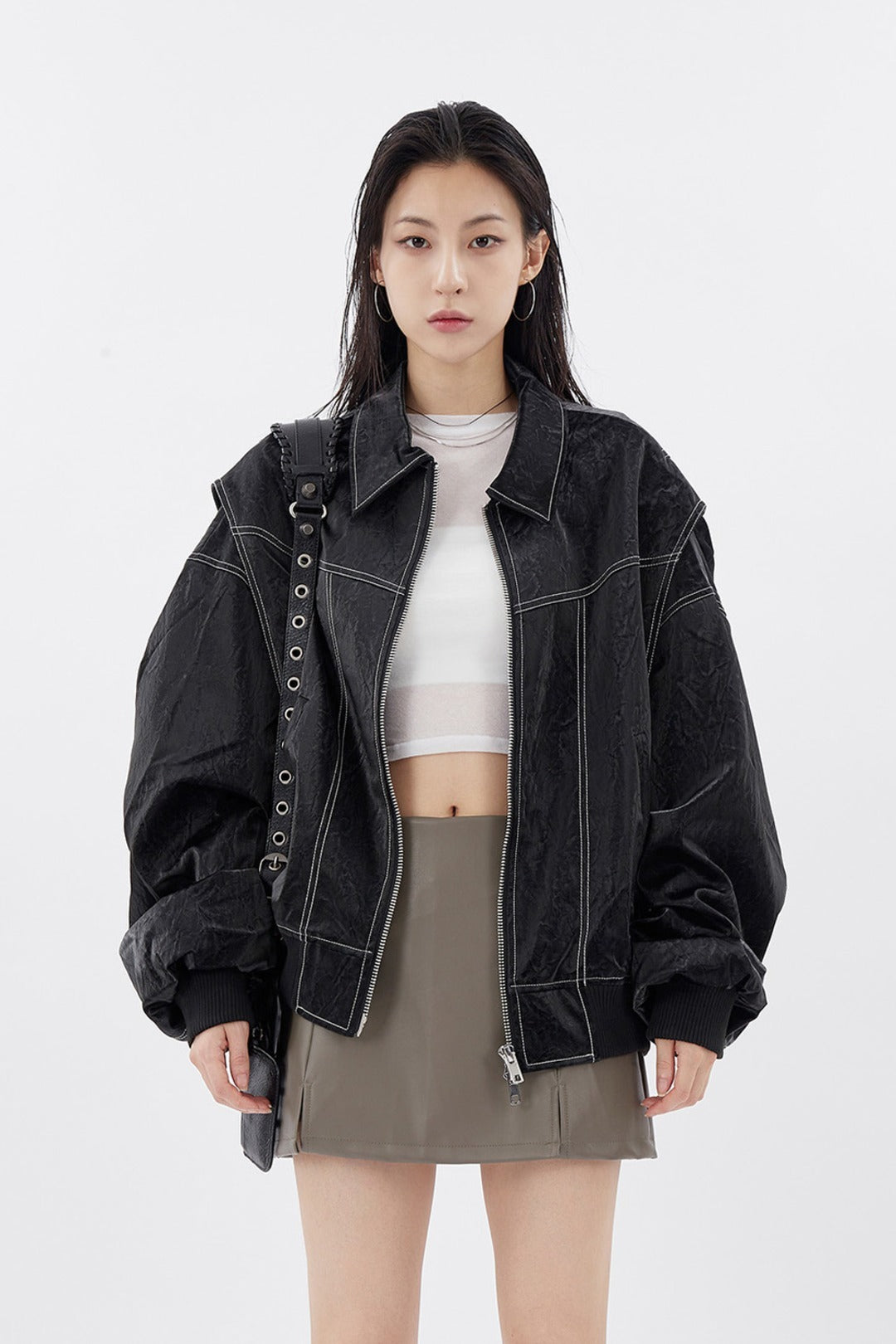 Svart eko-läderjacka med långa ärmar och slag, med dragkedja