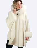 Vit kofta med kaninpälskrage, vida och långa ärmar