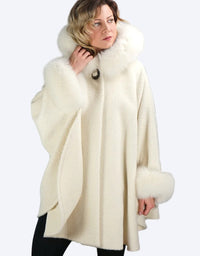 Vit kofta med kaninpälskrage, vida och långa ärmar