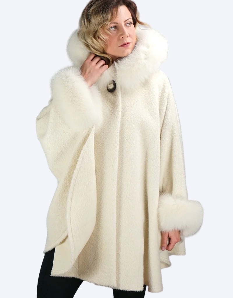Vit kofta med kaninpälskrage, vida och långa ärmar