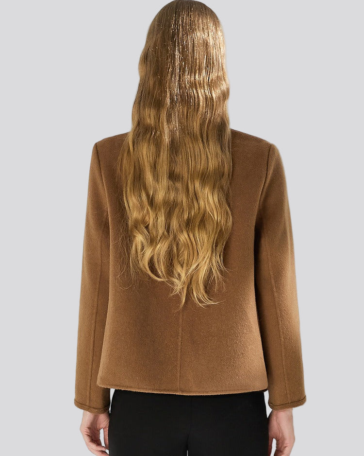 Liora ullkappa med framfickor och dragsko upptill