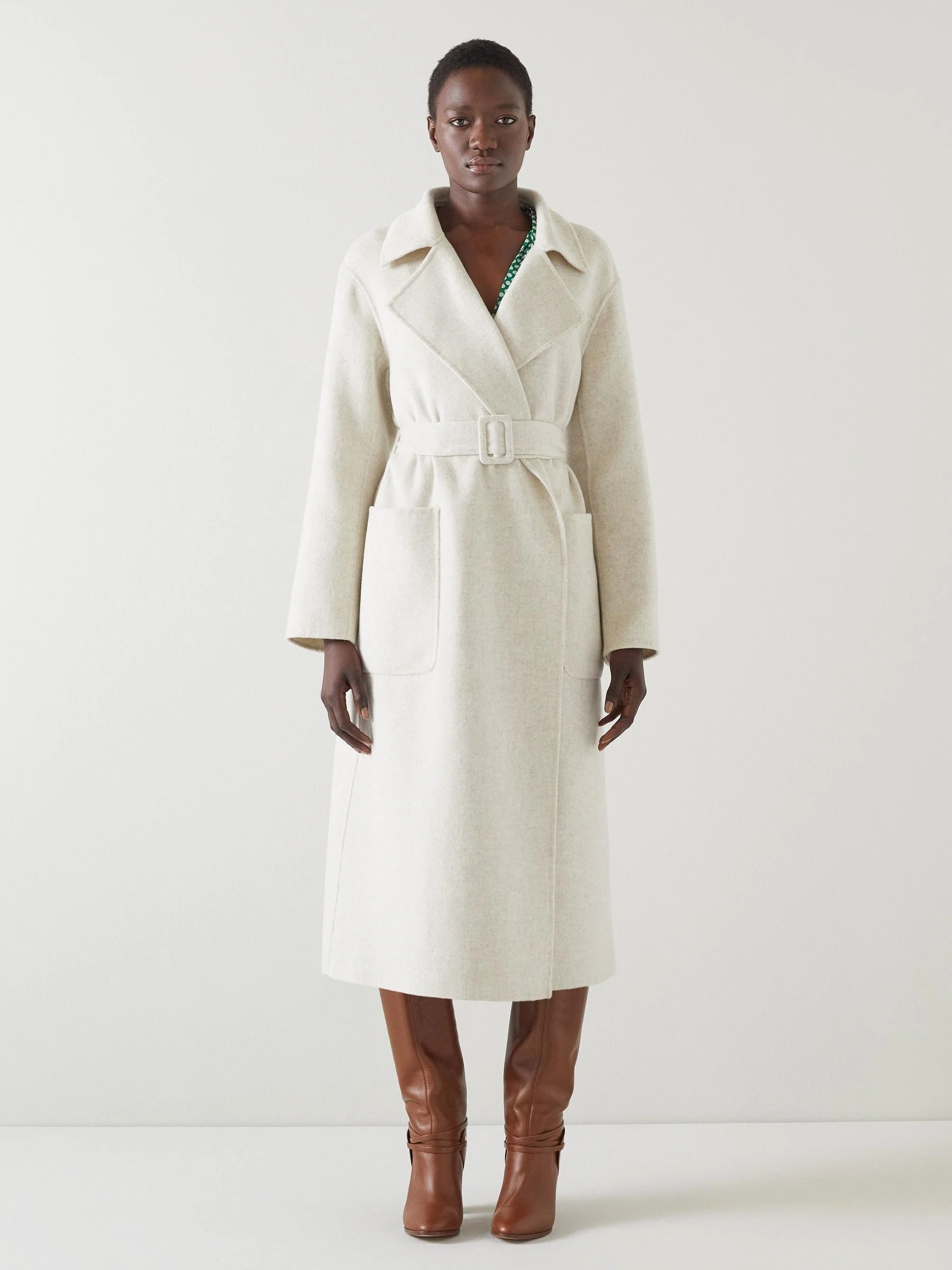 Ullkappa med dubbla rader knappar och skärp i midjan