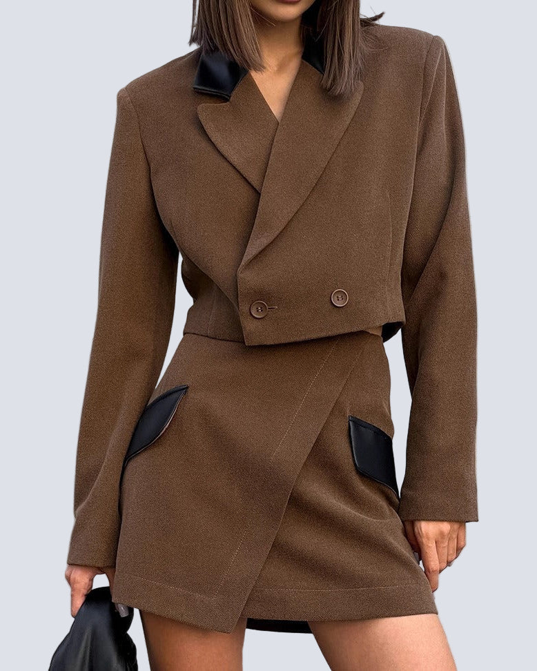 Avslappnat brunt tvådelat set, kjol och minijacka