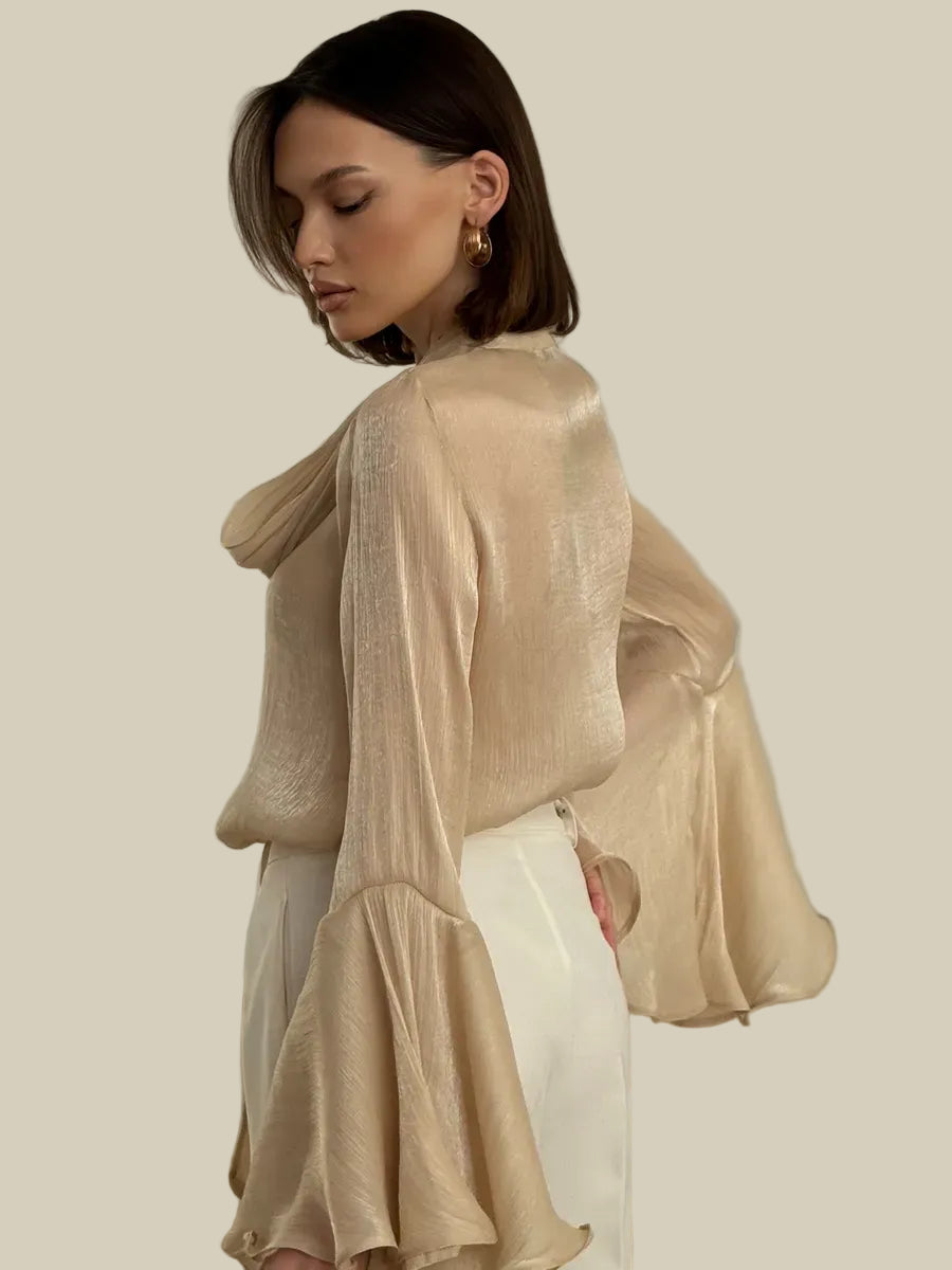 Beige skjorta med långa utsvängda ärmar och rosett i halsen