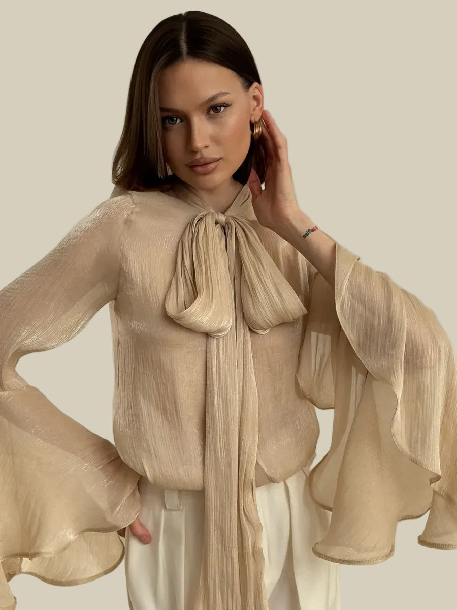 Beige skjorta med långa utsvängda ärmar och rosett i halsen