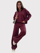 Tvådelad kostym, utsvängda byxor och huvtröja