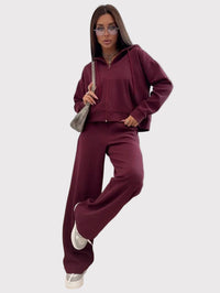 Tvådelad kostym, utsvängda byxor och huvtröja