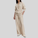 Tvådelad kostym med dragkedja fram och utsvängda byxor