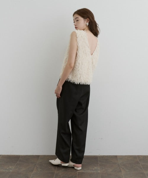 Niny vit V-ringad ärmlös linne med mjuka tofsar