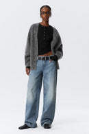 Kort stickad kofta med V-ringning, knappar, enkel rad med knappar