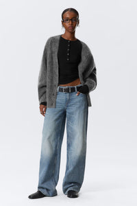 Kort stickad kofta med V-ringning, knappar, enkel rad med knappar