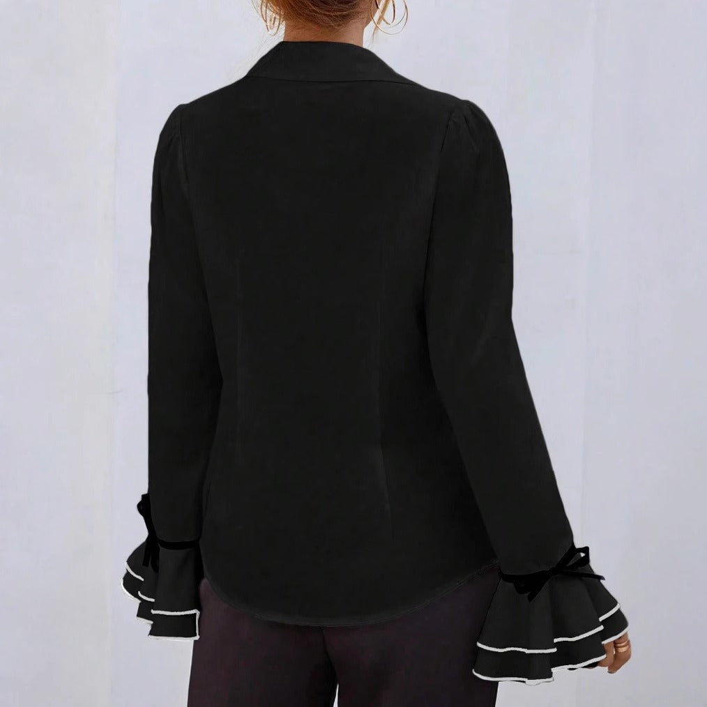 Avslappnad blus med utsvängda ärmar och vågig krage