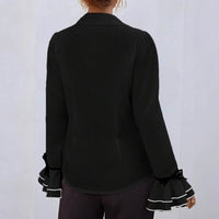 Avslappnad blus med utsvängda ärmar och vågig krage