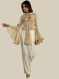 Beige skjorta med långa utsvängda ärmar och rosett i halsen