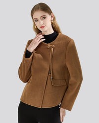 Liora ullkappa med framfickor och dragsko upptill