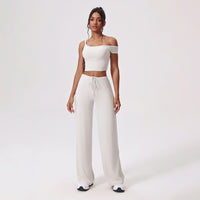 Yogadräkt med en axel och utsvängda byxor