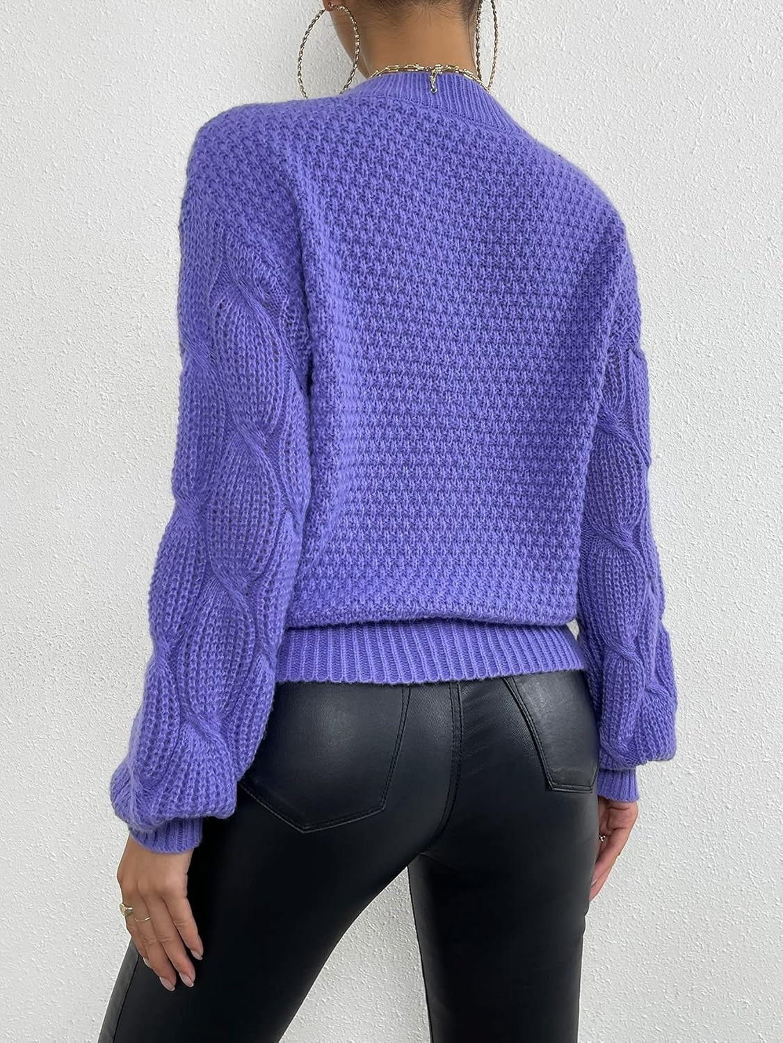 Mörkblå stickad tröja med långa ärmar