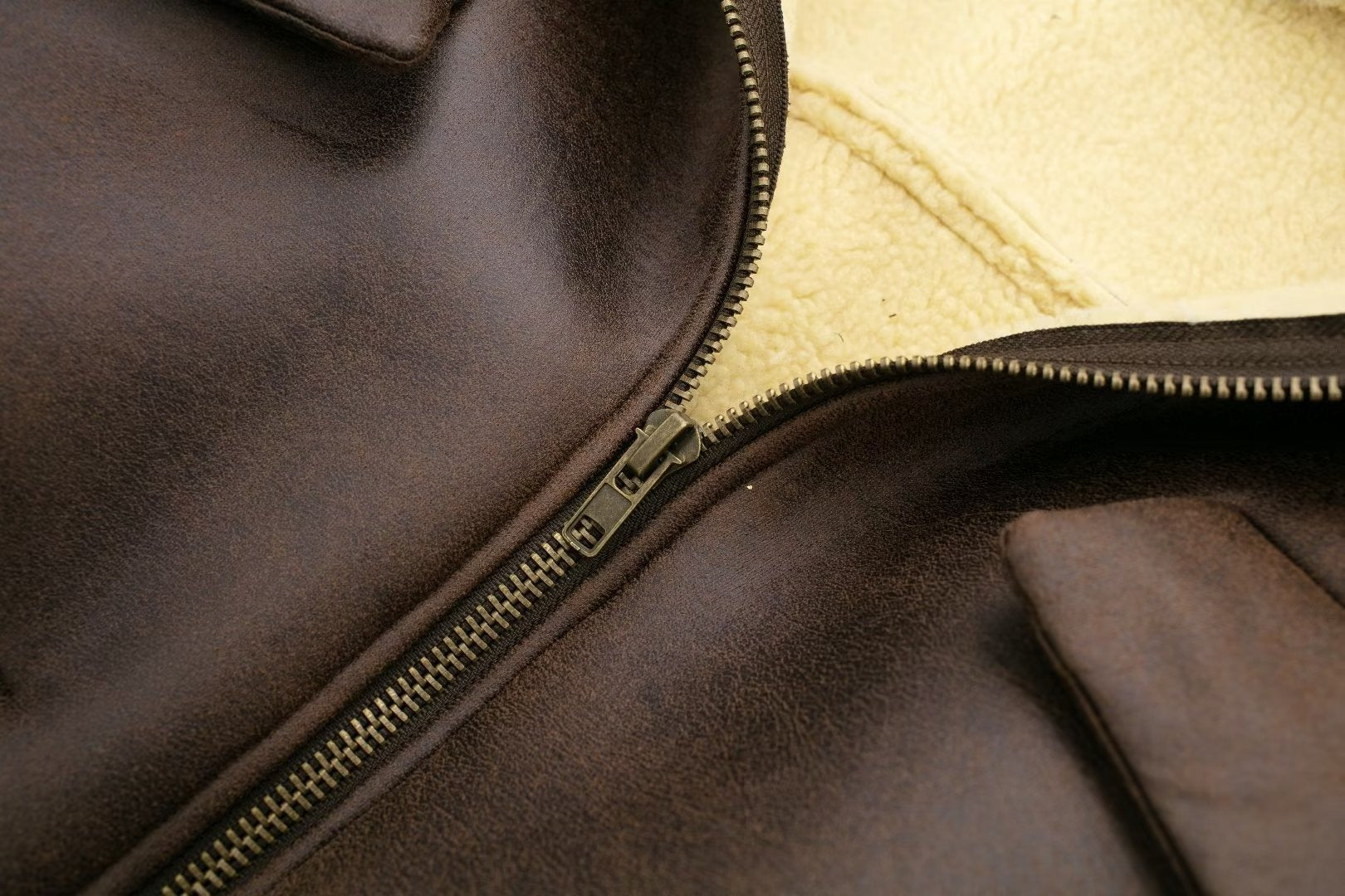 Brun jacka med långa ärmar