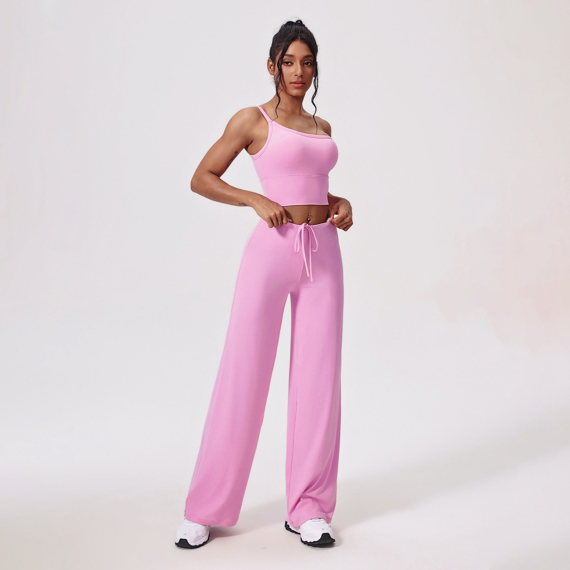 Yogadräkt med en axel och utsvängda byxor