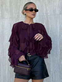 Inna vinröd blus med lager på lager volanger och knappar