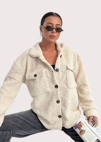 Vit jacka med slag och knappar