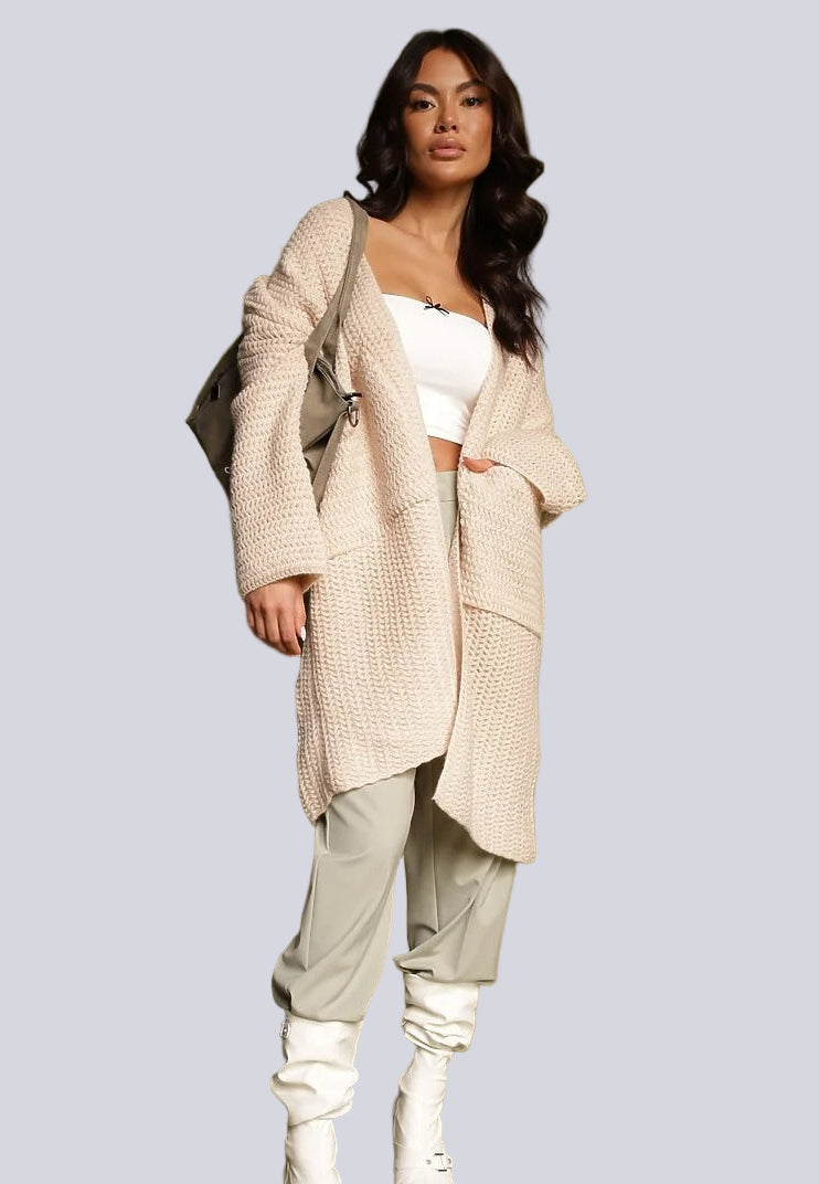 Lång beige stickad kofta med fickor
