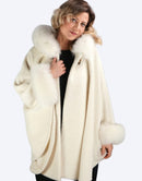 Vit kofta med kaninpälskrage, vida och långa ärmar