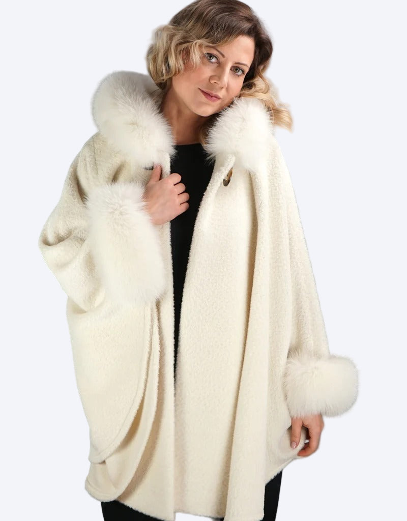 Vit kofta med kaninpälskrage, vida och långa ärmar