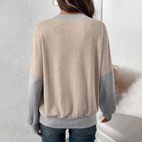 Tunn, beige tröja med rund krage